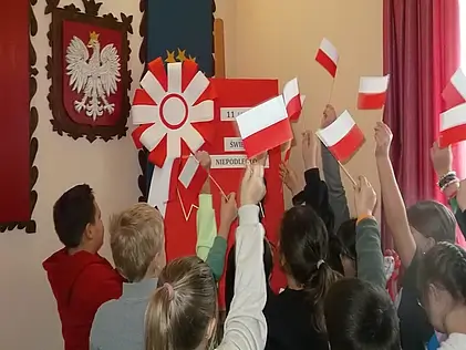 11 listopada, dzieci trzymają flagi Polski