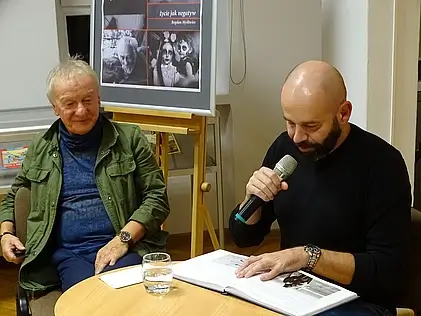 Spotkanie z Bogusławem Myśliwcem - na zdjęciu uśmiechnięty Bogdan Myśliwiec z prowadzącym spotkanie