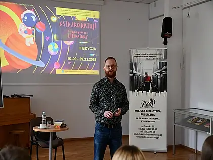 Na zdięciu autor spotkania Krzysztof Piersa.