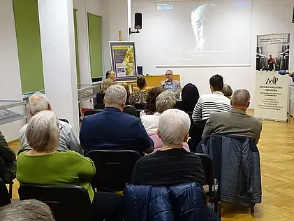 Siarkobiografia - zdjęcie ze spotkania. Autor mówi do publiczności
